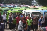 Ratusan supir angkutan umum yang tergabung dalam Serikat Supir Indonesia (SSI) melakukan aksi mogok massal di Kantor UPT DLLAJ Provinsi Jatim, Malang, Jawa Timur, Rabu (14/3). Mereka menuntut Pemerintah segera memberlakukan Permenhub No.108 tahun 2017 tentang Penyelenggaraan angkutan orang dengan kendaraan bermotor umum tidak dalam trayek yang selama ini dinilai sengaja diulur-ulur pelaksanaannya. Antara jatim/Ari Bowo Sucipto/zk/18.