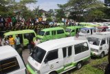 Ratusan supir angkutan umum yang tergabung dalam Serikat Supir Indonesia (SSI) melakukan aksi mogok massal di Kantor UPT DLLAJ Provinsi Jatim, Malang, Jawa Timur, Rabu (14/3). Mereka menuntut Pemerintah segera memberlakukan Permenhub No.108 tahun 2017 tentang Penyelenggaraan angkutan orang dengan kendaraan bermotor umum tidak dalam trayek yang selama ini dinilai sengaja diulur-ulur pelaksanaannya. Antara jatim/Ari Bowo Sucipto/zk/18.