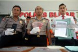 Kapolres Blitar AKBP Slamet Waloya (Dua Kanan) didampingi Kasat Reskrim AKP Rifaldhy Hangga Putra (Kanan) menunjukkan barang bukti hasil Operasi Tangkap Tangan (OTT) saat rilis di Mapolres Blitar, Jawa Timur, Senin (13/3). Unit Tipidkor Polres Blitar berhasil mengamankan seorang Oknum PNS yang menjabat sebagai Lurah berinisal BCW bersama barang bukti uang sebesar Rp.9Juta serta beberapa berkas yang diduga merupakan hasil pungli dari pengurusan pemecahan dan balik nama tanah.Antara Jatim/Irfan Anshori/zk/18