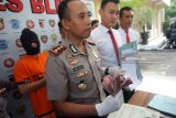 Kapolres Blitar AKBP Slamet Waloya (Dua Kiri) didampingi Kasat Reskrim AKP Rifaldhy Hangga Putra (Dua Kanan) menunjukkan barang bukti hasil Operasi Tangkap Tangan (OTT) saat rilis di Mapolres Blitar, Jawa Timur, Senin (13/3). Unit Tipidkor Polres Blitar berhasil mengamankan seorang Oknum PNS yang menjabat sebagai Lurah berinisal BCW bersama barang bukti uang sebesar Rp.9Juta serta beberapa berkas yang diduga merupakan hasil pungli dari pengurusan pemecahan dan balik nama tanah.Antara Jatim/Irfan Anshori/zk/18