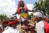 Anak-anak mengarak Ogoh-ogoh sebagai salah satu ritual menjelang Hari Raya Nyepi di Pare, Kediri, Jawa Timur, Jumat (16/3). Ogoh-ogoh mini yang hanya setinggi dua meter tersebut merupakan hasil kreatifitas anak-anak. Antara Jatim/Prasetia Fauzani/zk/18