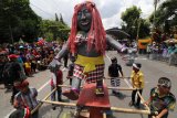 Anak-anak mengarak Ogoh-ogoh sebagai salah satu ritual menjelang Hari Raya Nyepi di Pare, Kediri, Jawa Timur, Jumat (16/3). Ogoh-ogoh mini yang hanya setinggi dua meter tersebut merupakan hasil kreatifitas anak-anak. Antara Jatim/Prasetia Fauzani/zk/18