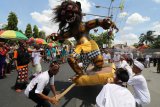 Anak-anak mengarak Ogoh-ogoh sebagai salah satu ritual menjelang Hari Raya Nyepi di Pare, Kediri, Jawa Timur, Jumat (16/3). Ogoh-ogoh mini yang hanya setinggi dua meter tersebut merupakan hasil kreatifitas anak-anak. Antara Jatim/Prasetia Fauzani/zk/18