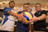 Ketua Pelaksana Proliga Tachyan Iskandar (kiri) didampingi Vice President Corporate Secretary Bank Bjb Hakim Putratama (tengah) dan Wakil Direktur Proliga Reginald Nelwan (kanan) memegang bola voli dan berbincang seusai menyampaikan keterangan terkait Proliga putaran dua seri ketiga di Bandung, Jawa Barat, Kamis (15/3). Hakim Putratama menyatakan optimis Bandung bank BJB Pakuan mampu membawa pulang piala Proliga sebagai juara pertama di Proliga 2018. ANTARA JABAR/M Agung Rajasa/agr/18