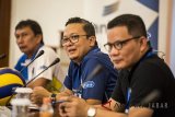 Ketua Pelaksana Proliga Tachyan Iskandar (kiri) didampingi Vice President Corporate Secretary Bank Bjb Hakim Putratama (tengah) dan Wakil Direktur Proliga Reginald Nelwan (kanan) menyampaikan keterangan terkait Proliga putaran dua seri ketiga di Bandung, Jawa Barat, Kamis (15/3). Hakim Putratama menyatakan optimis Bandung bank BJB Pakuan mampu membawa pulang piala Proliga sebagai juara pertama di Proliga 2018. ANTARA JABAR/M Agung Rajasa/agr/18