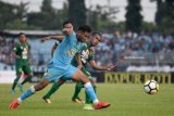 Pertandingan Persela Lamongan melawan Persebaya Surabaya dalam kompetisi Go-Jek Liga 1 di Stadion Surajaya Lamongan, Jawa Timur, Jumat (30/3). Persela Lamongan bermain imbang melawan Persebaya Surabaya dengan skor 1-1. ANTARA FOTO/M Risyal Hidayat/18