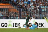 Pertandingan Persela Lamongan melawan Persebaya Surabaya dalam kompetisi Go-Jek Liga 1 di Stadion Surajaya Lamongan, Jawa Timur, Jumat (30/3). Persela Lamongan bermain imbang melawan Persebaya Surabaya dengan skor 1-1. ANTARA FOTO/M Risyal Hidayat/18