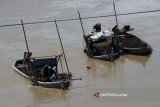 Sejumlah pekerja menambang pasir Bengawan Solo di Desa Menila, Kecamatan Soko, Tuban, Jawa Timur, di dekat jembatan, Minggu (25/3). Penambangan pasir di perairan sungai terpanjang di Jawa di daerah setempat mengakibatkan kerusakan lingkungan semakin parah, berupa tebing longsor, juga erosi, karena lokasinya tidak hanya di dekat jembatan, tetapi juga ditikungan sungai.  Antara Jatim/Slamet Agus Sudarmojo/zk/18
