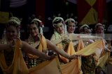 Anggota Jalasenastri membawakan Tari Gambyong saat acara Pergelaran Wayang Kulit Malam Prajurit di Makoarmatim, Surabaya, Jawa Timur, Jumat (2/3). Pergelaran wayang yang menceritakan lakon 