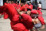 Santri dari Gerakan Aksi Silat Muslimin Indonesia (Gasmi) saling serang saat pertunjukan Pencak Dor (tarung bebas diiringi sholawat) di area pondok pesantren Lirboyo, Kota Kediri, Jawa Timur, Kamis (1/3). Sejumlah perguruan silat yang tergabung dalam paguyuban Pencak Dor merapatkan barisan dan sepakat melindungi ulama dari gangguan keamanan guna menjaga suasana kondusif menjelang Pilkada. Antara Jatim/Prasetia Fauzani/zk/18