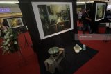 Pengunjung melihat foto karya Anton Gautama saat acara pameran, diskusi dan peluncuran buku foto 