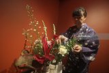 Seniman asal Jepang Mikiko Shimizu membuat karya seni rangkaian bunga atau 