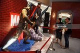 Pengunjung mengamati action figur superhero marvel Thor dan Dr Strange yang dipamerkan pada Experience Marvel Universe Exhibition di Surabaya, Jawa Timur, Rabu (28/3). Pameran tersebut dalam rangka menyambut film Avengers 'Infinity War' di Indonesia pada 25 April. Antara Jatim/Zabur Karuru/zk/18