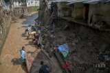 Warga terdampak banjir bandang mencuci pakaian dan perabotan di aliran sungai Cipamokolan. Jatihandap, Bandung, Jawa Barat, Kamis (22/3). Warga terdampak banjir bandang tersebut masih mengeluhkan kekurangan dan sedikitnya pasokan air bersih, baik untuk dikonsumsi maupun membersihkan kondisi pemukiman yang masih berlumpur pasca banjir bandang pada selasa (20/3) lalu . ANTARA JABAR/Novrian Arbi/agr/18