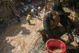 Warga terdampak banjir bandang mencuci pakaian dan perabotan di aliran sungai Cipamokolan. Jatihandap, Bandung, Jawa Barat, Kamis (22/3). Warga terdampak banjir bandang tersebut masih mengeluhkan kekurangan dan sedikitnya pasokan air bersih, baik untuk dikonsumsi maupun membersihkan kondisi pemukiman yang masih berlumpur pasca banjir bandang pada selasa (20/3) lalu . ANTARA JABAR/Novrian Arbi/agr/18