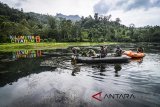 Anggota TNI mengambil sampah saat melakukan patroli bersih di Kawasan Hulu Sungai Citarum, Situ Cisanti, Kabupaten Bandung, Jawa Barat, Selasa (13/3). Dalam enam bulan ke depan, kegiatan tersebut difokuskan pada revitalisasi dan rehabilitasi kawasan hulu yang merupakan rangkaian dari program Citarum Harum. ANTARA JABAR/Raisan Al Farisi/agr/18.
