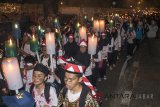 Sejumlah pelajar mengikuti pawai obor peringatan Bandung Lautan Api di Bandung, Jawa Barat, Jumat (23/3). Pawai obor Bandung Lautan Api yang diikuti ratusan pelajar dan warga tersebut merupakan peringatan tentang sejarah para pahlawan yang memilih untuk membakar rumah dan pemukiman di Bandung daripada diduduki penjajah. ANTARA JABAR/Novrian Arbi/agr/18.