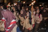 Sejumlah pelajar mengikuti pawai obor peringatan Bandung Lautan Api di Bandung, Jawa Barat, Jumat (23/3). Pawai obor Bandung Lautan Api yang diikuti ratusan pelajar dan warga tersebut merupakan peringatan tentang sejarah para pahlawan yang memilih untuk membakar rumah dan pemukiman di Bandung daripada diduduki penjajah. ANTARA JABAR/Novrian Arbi/agr/18.