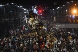 Umat Hindu mengarak ogoh-ogoh di Jembatan Surabaya, Surabaya, Jawa Timur, Jumat (16/3). Pawai ogoh-ogoh tersebut merupakan tradisi masyarakat Hindu untuk menyucikan lingkungan dari roh jahat sehari sebelumi hari raya suci Nyepi. Antara Jatim/Zabur Karuru/18