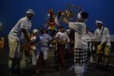 Sejumlah anak umat Hindu mengarak ogoh-ogoh di Jembatan Surabaya, Surabaya, Jawa Timur, Jumat (16/3). Pawai ogoh-ogoh tersebut merupakan tradisi masyarakat Hindu untuk menyucikan lingkungan dari roh jahat sehari sebelumi hari raya suci Nyepi. ANTARA FOTO/Zabur Karuru/ama/18