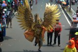 Peserta berbusana perpaduan tradisional dan kontemporer mengikuti pawai budaya Sidoarjo Exotic Carnival di Jalan Ahmad Yani, Sidoarjo, Jawa Timur, Minggu (18/3). Pawai budaya tersebut diselenggarakan dalam rangka memperingati HUT ke-159 Kabupaten Sidoarjo. Antara Jatim/Umarul Faruq/zk/18