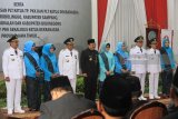 Gubernur Jawa Timur Soekarwo (kelima kiri) beserta isteri Nina Soekarwo berfoto dengan empat penjabat bupati di sela acara pengambilan sumpah jabatan dan pelantikan penjabat bupati di Gedung Negara Grahadi, Surabaya, Jawa Timur, Selasa (13/3). Pelatikan empat penjabat Bupati tersebut guna mengisi jabatan bupati di Probolinggo, Sampang, Bangkalan dan Bojonegoro yang purna tugas. Antara Jatim/Moch Asim/zk/18