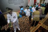 Tamu undangan memberikan ucapan selamat kepada Penjabat (Pj) Bupati Probolinggo Tjahjo Widodo (kiri) Pj Bupati Sampang Jonathan Judyanto (keempat kiri), Pj Bupati Bangkalan I Gusti Ngurah Indra Ranuh (ketujuh kiri) dan Pj Bupati Bojonegoro Suprianto (ketiga kanan)  di sela acara pengambilan sumpah jabatan dan pelantikannya di Gedung Negara Grahadi, Surabaya, Jawa Timur, Selasa (13/3). Pelatikan empat penjabat Bupati tersebut guna mengisi jabatan bupati di Probolinggo, Sampang, Bangkalan dan Bojonegoro yang purna tugas. Antara Jatim/Moch Asim/zk/18