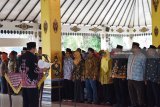 Sejumlah orang Panitia Pemilihan Kecamatan (PPK) dan Panitia Pemungutan Suara (PPS) Pemilihan Umum (Pemilu) 2019 mengikuti pelantikan dan pengambilan sumpah/janji di Pendopo Surya Graha Kabupaten Magetan, Jawa Timur, Kamis (8/3). Komisi Pemilihan Umum (KPU) Magetan melantik dan mengambil sumpah/janji 54 orang PPK dan 705 orang PPS yang akan bertugas pada pelaksanaan Pemilu 2019. Antara Jatim/Foto/Siswowidodo/zk/18