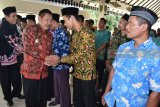 Ketua Komisi Pemilihan Umum (KPU) Magetan, Hendrad Subyakto (kiri) dan Wakil Bupati Magetan, Samsi (kedua kiri) memberikan ucapan selamat kepada Panitia Pemilihan Kecamatan (PPK) dan Panitia Pemungutan Suara (PPS) Pemilihan Umum (Pemilu) 2019 usai pelantikan dan pengambilan sumpah/janji di Pendopo Surya Graha Kabupaten Magetan, Jawa Timur, Kamis (8/3). KPU Magetan melantik dan mengambil sumpah/janji 54 orang PPK dan 705 orang PPS yang akan bertugas pada pelaksanaan Pemilu 2019. Antara Jatim/Foto/Siswowidodo/zk/18