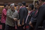 Gubernur Provinsi Jawa Barat Ahmad Heryawan (kedua kiri) memberi ucapan selamat kepada  Ketua DPW Periwiranusa Jabar Yan Permana (ketiga kanan) usai acara pelantikan Dewan Pengurus DPW Perwiranusa Jawa Barat di Hotel Savoy Homann, Bandung, Jawa Barat, Sabtu (10/3). Sejumlah Pengurus DPW Perwiranusa Jawa Barat dilantik untuk menjalankan visi dan misi sebagai wadah profesi pengembang rumah rakyat di Indonesia yang siap mewujudkan target satu juta rumah rakyat di Indonesia. ANTARA JABAR/Novrian Arbi/agr/18