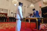 Presiden Joko Widodo menandatangani berita acara pelantikan Wakil Gubernur Kepulauan Riau Isdianto di Istana Negara, Jakarta, Selasa (27/3/2018). Presiden melantik Isdianto menjadi Wakil Gubernur Kepulauan Riau sisa masa jabatan 2016-2021. (ANTARA FOTO/Wahyu Putro A) 