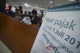 Wajib pajak melaporkan Surat Pemberitahuan (SPT) Tahunan di kantor Pelayanan Pajak Pratama Cicadas, Bandung, Jawa Barat, Kamis (29/3). Direktorat Jenderal Pajak mencatat per 28 Maret, jumlah laporan SPT yang sudah diterima mencapai 8,7 juta wajib pajak, atau meningkat sebesar 13 persen dari jumlah laporan SPT pada 2017. ANTARA JABAR/Raisan Al Farisi/agr/18