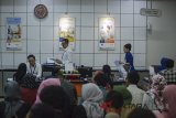 Nasabah antri untuk mengurus kartu ATM yang telah diblokir di Kantor cabang BRI, Bandung, Jawa Barat, Senin (26/3). Kantor cabang BRI seluruh Indonesia memberikan layanan penggantian kartu ATM secara gratis kepada kurang lebih satu juta nasabah yang telah diblokir akibat adanya isu skimming beberapa waktu lalu. ANTARA JABAR/Raisan Al Farisi/agr/18