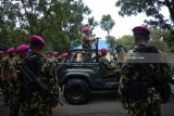 Pejabat lama komandan Pasmar-1 Brigjen TNI (Mar) Lukman (kiri) didampingi istri, dari atas kendaraan tempur (ranpur) membalas salam hormat ribuan prajurit ketika tradisi pelepasan di Lapangan Apel Kesatrian Marinir R.Suhadi Brigif-1 Mar, Sidoarjo, Jawa Timur, Jumat (16/3). Brigjen TNI (Mar) Endi Supardi menggantikan Brigjen TNI (Mar) Lukman yang selanjutnya menjabat sebagai Kasgartap III Surabaya. Antara Jatim/Umarul Faruq/zk/18