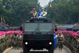 Pejabat lama komandan Pasmar-1 Brigjen TNI (Mar) Lukman (kiri) didampingi istri, dari atas kendaraan tempur (ranpur) membalas salam hormat ribuan prajurit ketika tradisi pelepasan di Lapangan Apel Kesatrian Marinir R.Suhadi Brigif-1 Mar, Sidoarjo, Jawa Timur, Jumat (16/3). Brigjen TNI (Mar) Endi Supardi menggantikan Brigjen TNI (Mar) Lukman yang selanjutnya menjabat sebagai Kasgartap III Surabaya. Antara Jatim/Umarul Faruq/zk/18