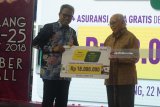 Direktur Kepatuhan Mandiri Syariah, Putu Rahwidhiyasa (kiri) bersama Direktur Utama PT Avrist, Harry Harmain Diah (kanan) meluncurkan Benefit Asuransi Jiwa Haji Gratis  di Malang, Jawa Timur, Kamis (22/3). Fasilitas perlindungan jiwa tersebut diberikan kepada nasabah Tabungan Mabrur dan Tabungan Mabrur Junior untuk meningkatkan serta memperluas pelayanan haji. Antara Jatim/Ari Bowo Sucipto/zk/18.