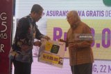 Direktur Kepatuhan Mandiri Syariah, Putu Rahwidhiyasa (kiri) bersama Direktur Utama PT Avrist, Harry Harmain Diah (kanan) meluncurkan Benefit Asuransi Jiwa Haji Gratis  di Malang, Jawa Timur, Kamis (22/3). Fasilitas perlindungan jiwa tersebut diberikan kepada nasabah Tabungan Mabrur dan Tabungan Mabrur Junior untuk meningkatkan serta memperluas pelayanan haji. Antara Jatim/Ari Bowo Sucipto/zk/18.