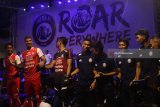 Pesepakbola Arema FC berada di atas panggung saat Peluncuran Tim dan Jersey Arema FC di Gedung Graha Polinema, Malang, Jawa Timur, Selasa (20/3) malam. Dalam peluncuran tim tersebut, Arema memperkenalkan 30 pemain dan tiga jersey yang akan dipakai dalam musim kompetisi Liga I 2018. Antara Jatim/Ari Bowo Sucipto/zk/18.