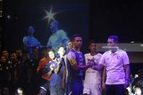 Pelatih tim Arema FC, Joko Susilo (kanan) bersalaman dengan Kapten Tim Arema FC, Dendi Santosa (kiri) saat Peluncuran Tim dan Jersey Arema FC di Gedung Graha Polinema, Malang, Jawa Timur, Selasa (20/3) malam. Dalam peluncuran tim tersebut, Arema memperkenalkan 30 pemain dan tiga jersey yang akan dipakai dalam musim kompetisi Liga I 2018. Antara Jatim/Ari Bowo Sucipto/zk/18.