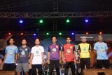 Sejumlah pesepak bola Persela Lamongan dengan mengenakan kostum terbaru disela-sela peluncuran tim Persela Lamongan di Alun-alun Lamongan, Jawa Timur, Selasa (20/3) malam. Persela Lamongan resmi megenalkan enam kostum dan 26 pemain untuk mengikuti Liga 1 Gojek Traveloka 2018. Antara Jatim/M Risyal Hidayat/zk/18