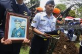 Anggota TNI AU membawa foto Kolonel Penerbang Mochammad Jusuf Hanafie yang dimakamkan di Taman Pemakaman Margabaka, Lanud Abdul Rahman Saleh, Malang, Jawa Timur, Rabu (21/3). Kolonel Penerbang Mochammad Jusuf Hanafie adalah pilot yang menjadi korban kecelakaan pesawat latih di Cilacap-Jawa Tengah. Antara Jatim/Ari Bowo Sucipto/zk/18.