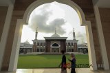 Warga berada disekitar masjid Islamic Center Indramayu, Jawa Barat, Sabtu (3/3). Masjid Islamic Center Indramayu yang masih dalam tahap pembangunan tersebut mampu menampung 2500 orang dan menjadi salah satu pusat kegiatan keagamaan. ANTARA JABAR/Dedhez Anggara/agr/18.