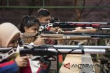 Sejumlah siswa bersiap membidik sasaran saat berlatih menembak di Pasundan Shooting Club Universitas Pasundan, Setiabudi, Bandung, Jawa Barat, Kamis (22/3). Pasundan Shooting Club (PSC) merupakan salah satu club di Bandung yang membina bibit atlet muda untuk kategori pemula dan yunior serta terbagi kelas Air Pistol dan Air Rifle Match (ARM). ANTARA JABAR/M Agung Rajasa/agr/18