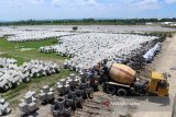 Sejumlah pekerja membuat  beton penahan ombak di lokasi Bendung Gerak Bengawan Solo di Desa Ngringinrejo, Kecamatan Kalitidu, Bojonegoro, Jawa Timur, Kamis (29/3). Ribuan beton penahan ombak akan ditempatkan di sekitar lokasi Bendung Gerak, untuk mengamankan pelensengan yang ambrol di kanan kirinya Bendung Gerak. 