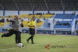 Gubernur Jawa Barat Ahmad Heryawan (kiri) menendang bola sebagai tanda dibukannya Liga Pekerja Indonesia (Lipesia) zona Jawa Barat di Stadion Sepak Bola Arcamanik, Bandung, Jawa Barat, Senin (5/3). Lipesia yang dibagi dalam delapan zona di 34 Provinsi tersebut merupakan rangkaian kegiatan May Day 2018 yang memperebutkan piala bergilir Presiden Joko Widodo. ANTARA JABAR/Raisan Al Farisi/agr/18