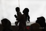 Sejumlah orang tua mengikuti Kelas Laktasi dan pentingnya Air Susu Ibu (ASI) di Melinda Hospital, Bandung, Jawa Barat, Sabtu (10/3). Menurut Organisasi Kesehatan Dunia atau WHO, Indonesia masih termasuk salah satu negara yang pencapaian dan pemenuhan pemberian ASI Ekslusif masih tergolong rendah dengan angka capaian sebesar 54 persen dari target 80 persen. ANTARA JABAR/Novrian Arbi/agr/18
