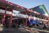 Suasana pusat belanja Nanjung Sari yang telah ditempati PKL di pantai Barat Pangandaran, Jawa Barat, Kamis (29/3). Pemprov Jabar telah membangun empat unit gedung belanja setinggi tiga lantai sebagai tempat relokasi 1.300 PKL. ANTARA JABAR/M Agung Rajasa/agr/18