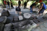 Petugas dari Balai Pelestarian Cagar Budaya (BPCB) Trowulan melakukan penataan ulang benda cagar budaya yang sebelumnya disalahgunakan sebagai tempat pemujaan di Situs Calonarang Desa Sukorejo, Kediri, Jawa Timur, Selasa (27/3). Situs yang diperkirakan dibangun pada periode Majapahit (1293-1478 Masehi) tersebut ditata ulang untuk dijadikan destinasi wisata budaya. Antara Jatim/Prasetia Fauzani/zk/18