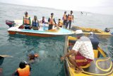 Tim BASARNAS dibantu warga  menemukan dua korban perahu terbalik di Perairan Pulau Saredeng kecil, Desa Sase'el, Sapeken, Sumenep, Jawa Timur,  Minggu (11/3). Dua dari empat korban  perahu terbalik yang mengangkut 34 siswa-siswi MTs dan MA Abu Hurairah, Kamis (38/3) lalu berhasil ditemukan masing-masing atas nama Maya Puspita Dewi (16) dan Nur Fadila (16). Antara Jatim/HO/Polres Sumenep/sb/zk/18
