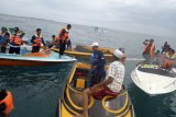 Tim BASARNAS dibantu warga  menemukan dua korban perahu terbalik di Perairan Pulau Saredeng kecil, Desa Sase'el, Sapeken, Sumenep, Jawa Timur,  Minggu (11/3). Dua dari empat korban  perahu terbalik yang mengangkut 34 siswa-siswi MTs dan MA Abu Hurairah, Kamis (38/3) lalu berhasil ditemukan masing-masing atas nama Maya Puspita Dewi (16) dan Nur Fadila (16). Antara Jatim/HO/Polres Sumenep/sb/zk/18